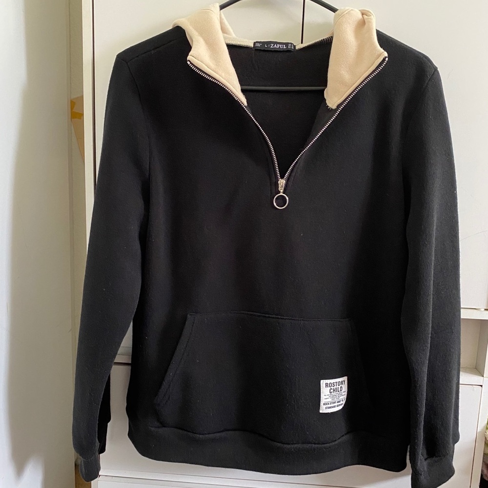 BLACK HOODIE W/ ZIPPER